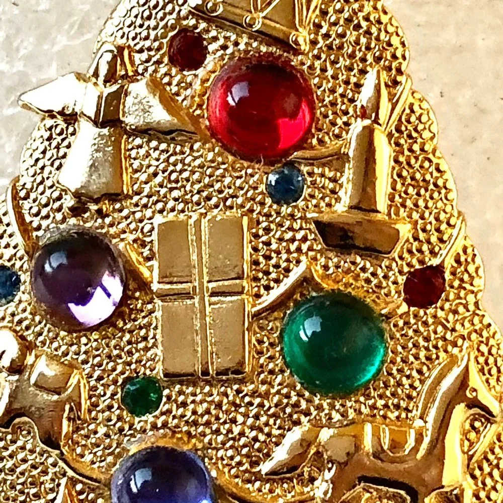 JJ 1986 Christmas Tree Brooch Pin Rhinestones Star Gold Tone Signed